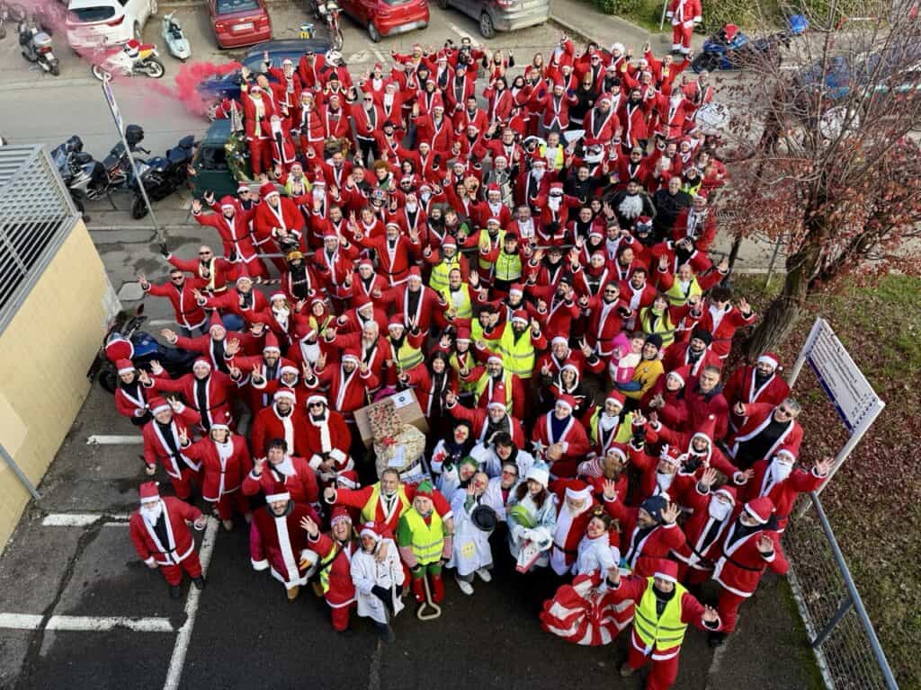San Donato di Arezzo, l’invasione festosa dei Babbo Natale