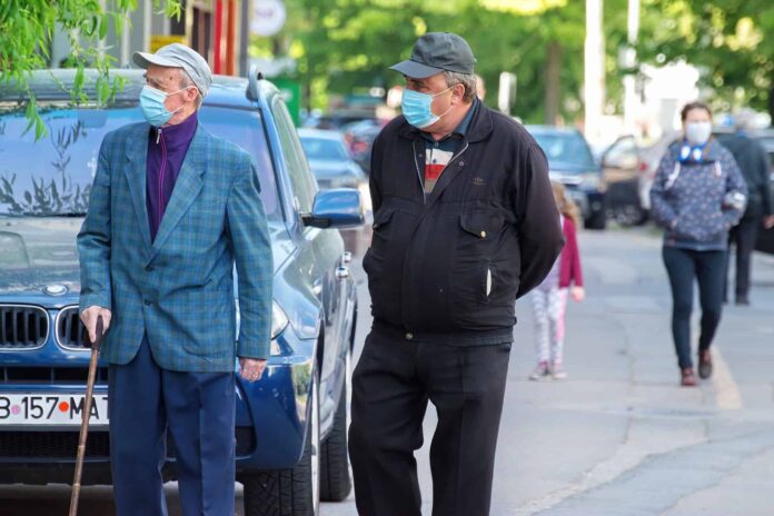 persone-covid-coronavirus-citta-passeggiata-gente