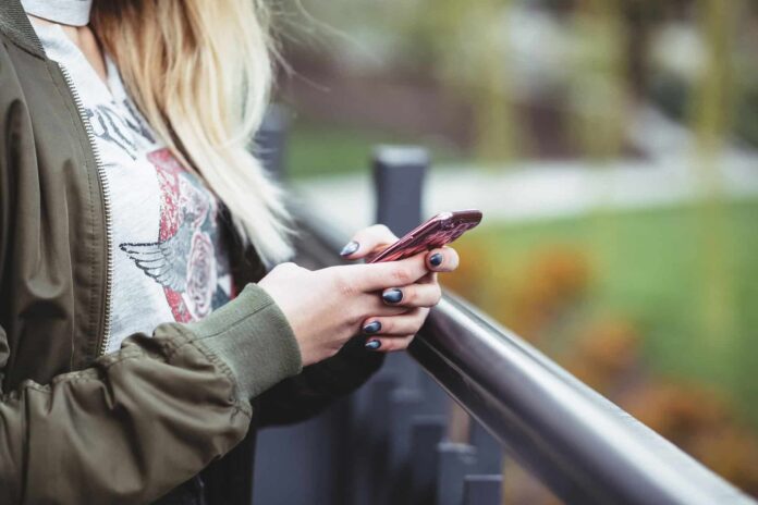 ragazzi-cellulare-internet-mobile-cyberbullismo