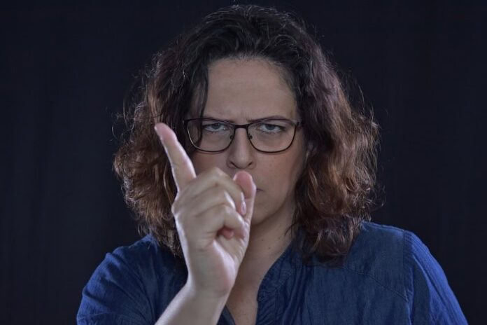 persona-rabbia-discussione
