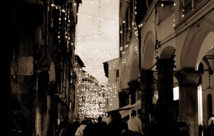 natale-luci-citta-negozi