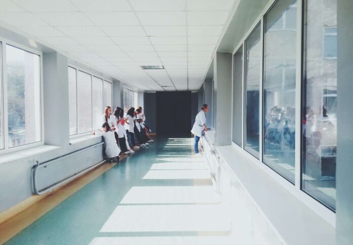 ospedale-infermieri-sala-di-attesa-medici