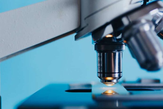 ricerca-analisi-microscopio-laboratorio-coronavirus