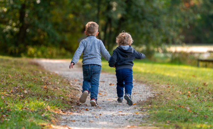 bambini-giochi-parco-verde