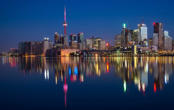 canada-metropoli-notte-grattacieli