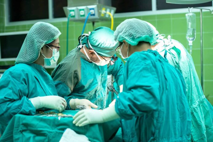 chirurgo-medico-sala-operatoria