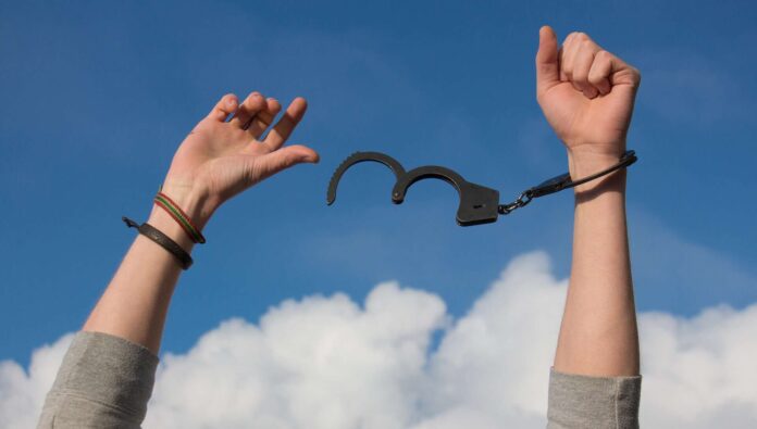 libertà-manette-mani