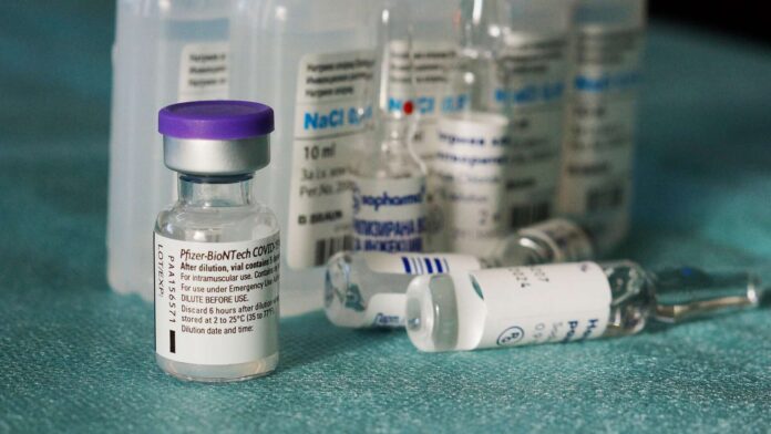 vaccini Pfizer-vaccino-fiale-Comirnaty