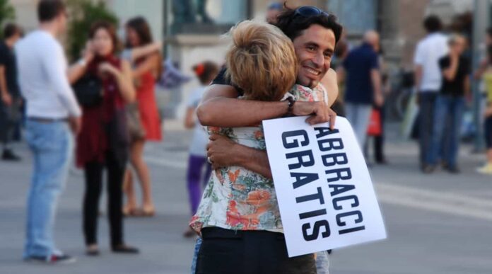 Abbracciare le persone