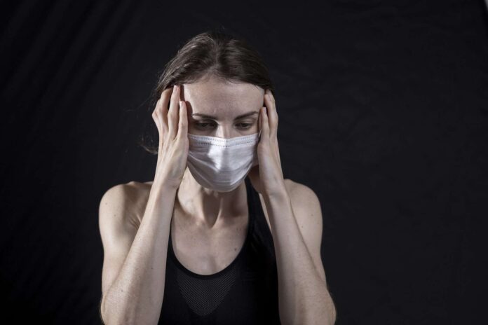 mascherira-donna-mal-di-testa-depressione-dolori-ansia