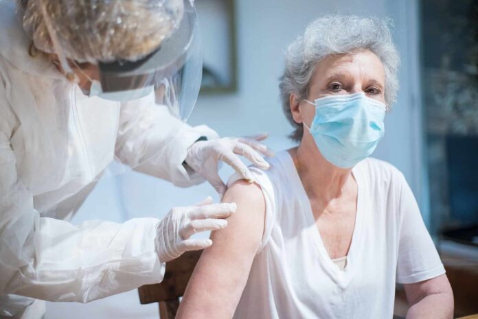 vaccino-vaccini-booster-anziano-covid19-coronavirus