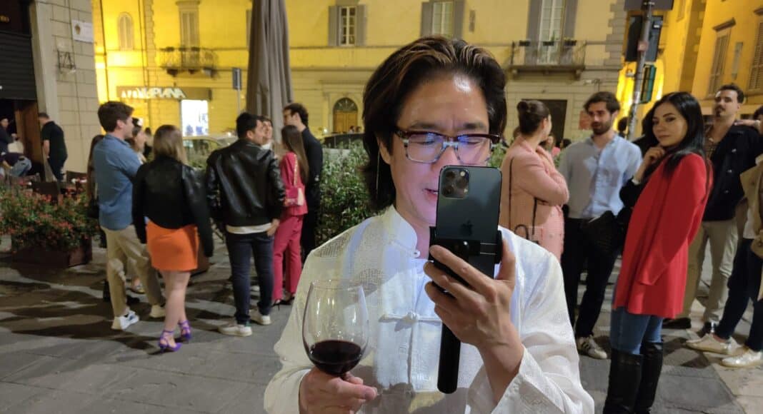 Cinese col telefono sempre in mano ad Arezzo