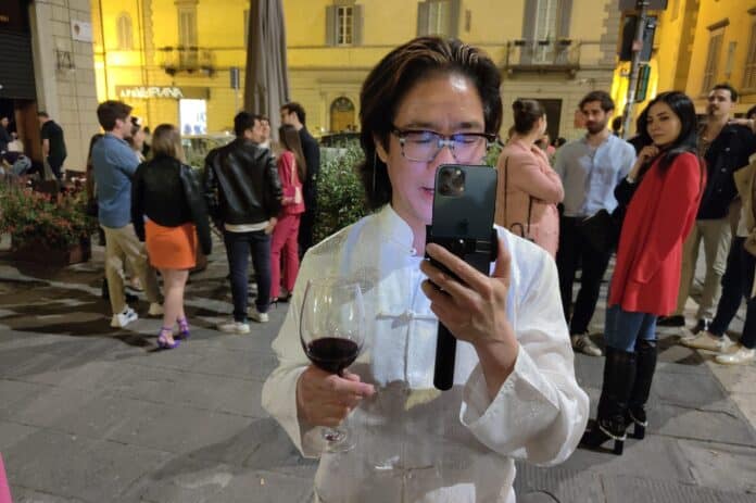 Cinese col telefono sempre in mano ad Arezzo
