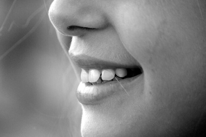 bocca-donna-sorriso-denti-labbra-gioia