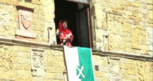 Araldo dalla finestra del palazzo del Comune, in piazza della Libertà