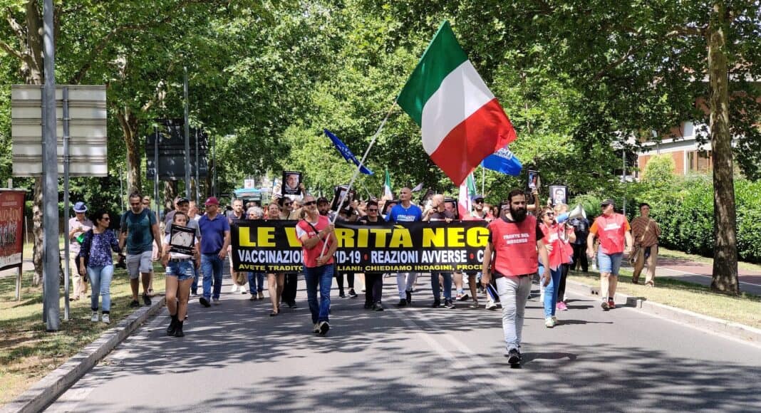 Il corteo in via Benedetto da Maiano