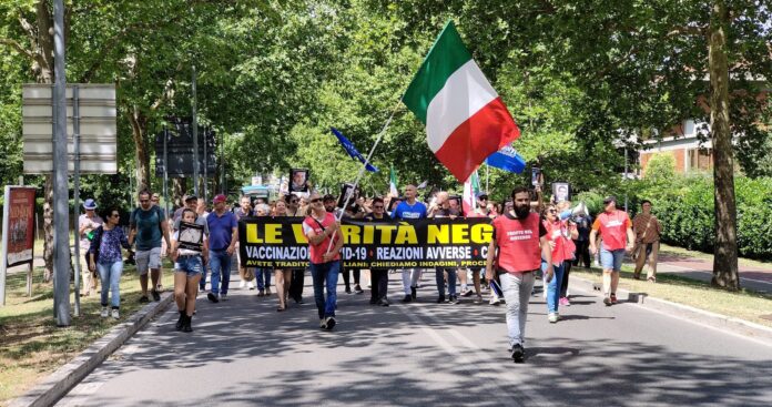 Il corteo in via Benedetto da Maiano
