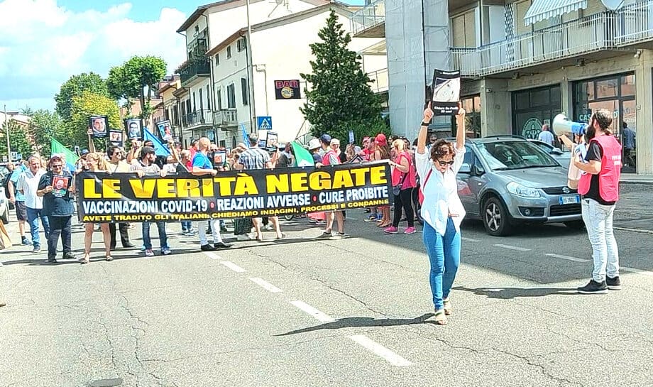 La sanitaria Maria Pupita in testa al corteo