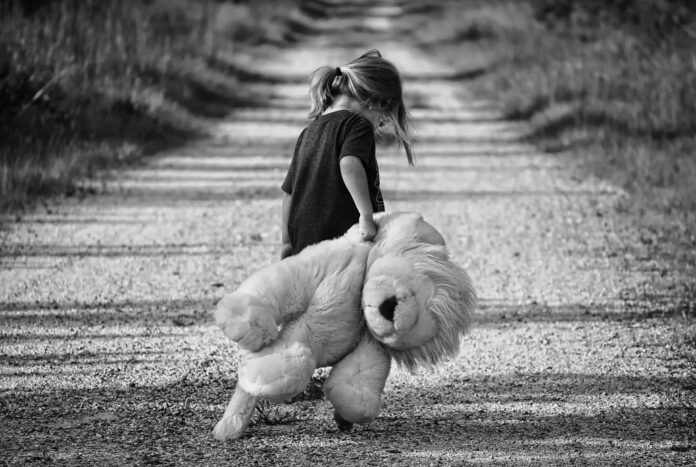 bambina-bambino-gioco-tristezza-famiglia