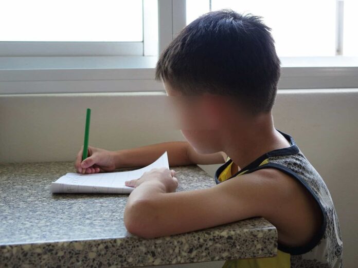 bambino-scuola-cinese-asiatico-compiti