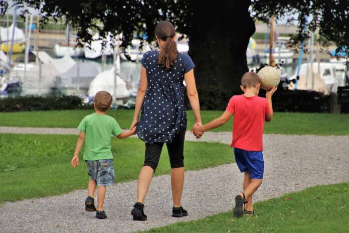 famiglia-estate-bambini-gioco
