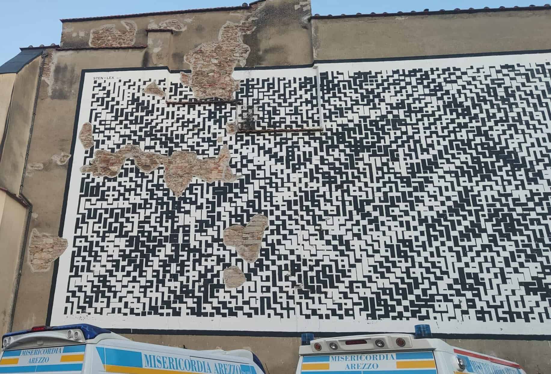 I danni sulla parete che ospita lโopera di Sten e Lex