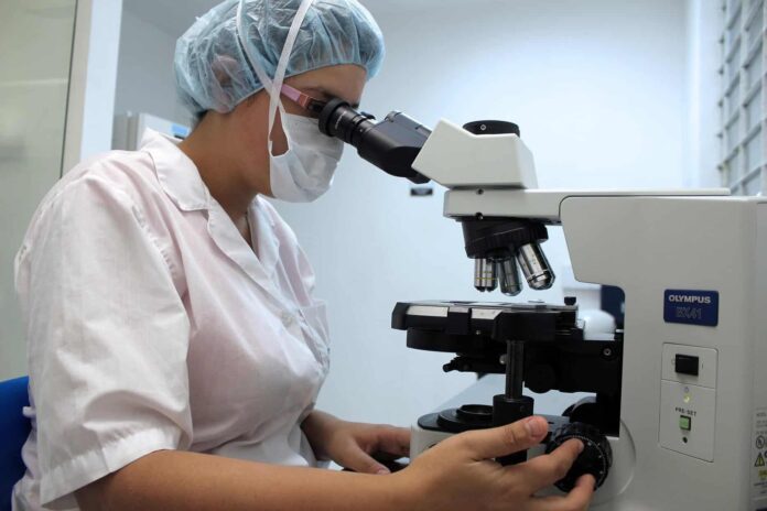 microscopio-laboratori-ricerca-studi-scienza