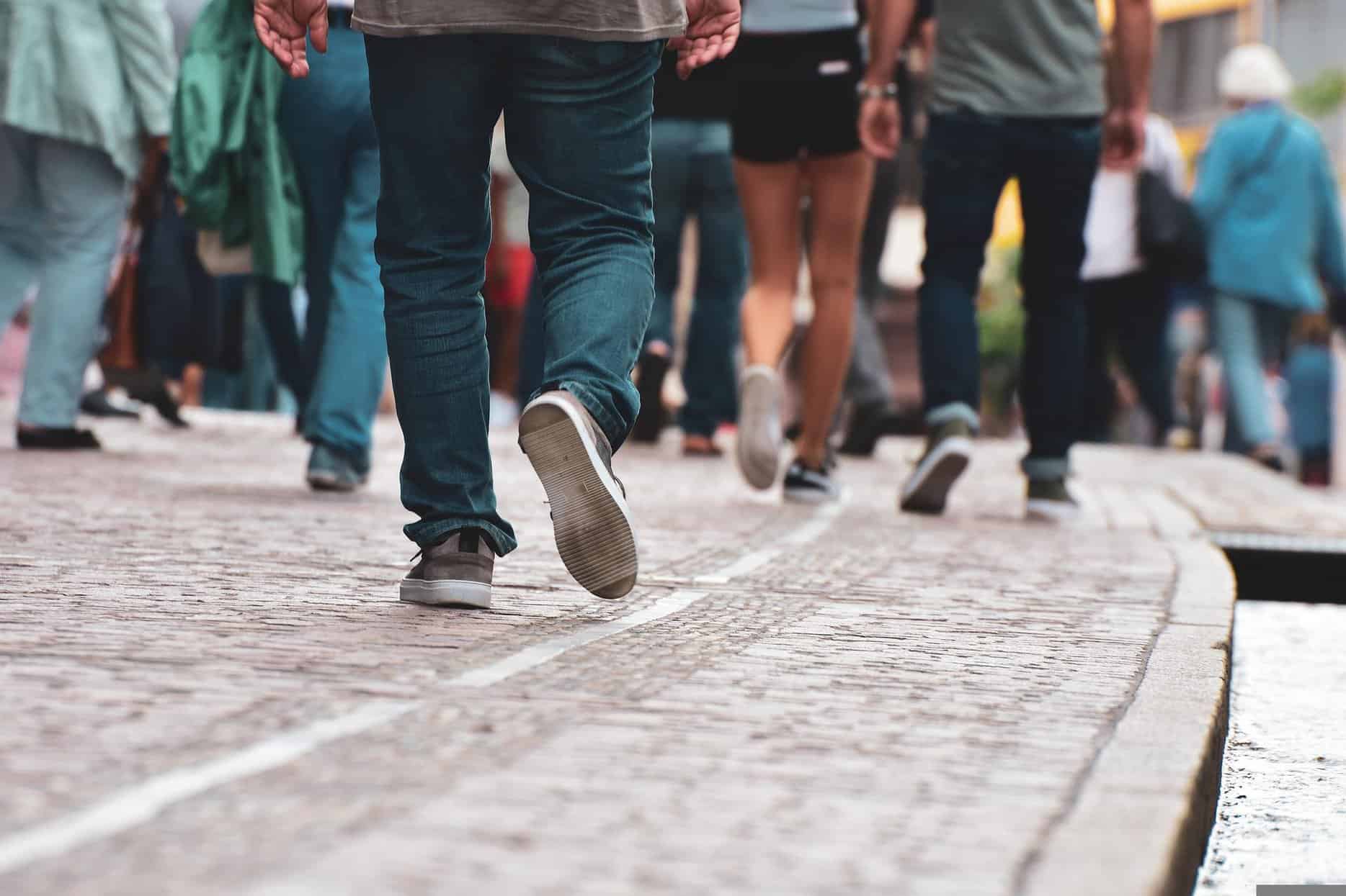 persone-passeggio-citta-pedoni-gente-folla-4