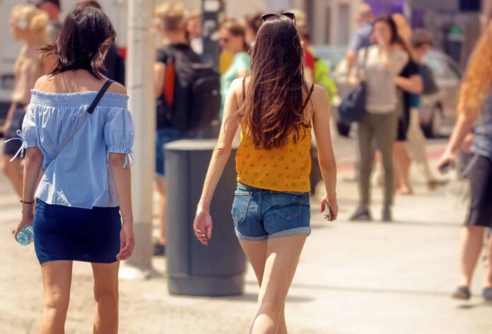 persone-passeggio-citta-pedoni-gente-folla-8