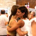 Donne che si abbracciano