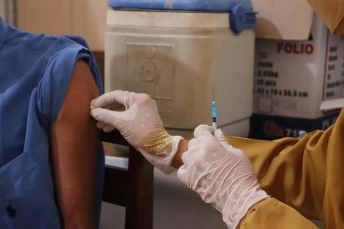 Livelli di anticorpi SARS-CoV-2 tra i vaccinati con infezioni da variante Delta o Omicron