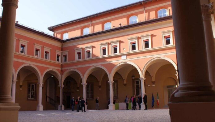 Tribunale di Bologna: illegittima la sospensione dal lavoro in presenza di differimento vaccinale di 12 mesi