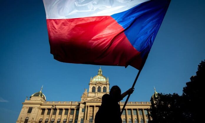 Praga: in 70mila in piazza contro Ue, Nato e sanzioni alla Russia