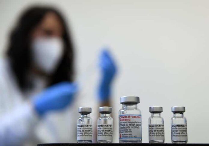 SI alla quarta dose per tutti e avanti con la quinta dose per i fragili