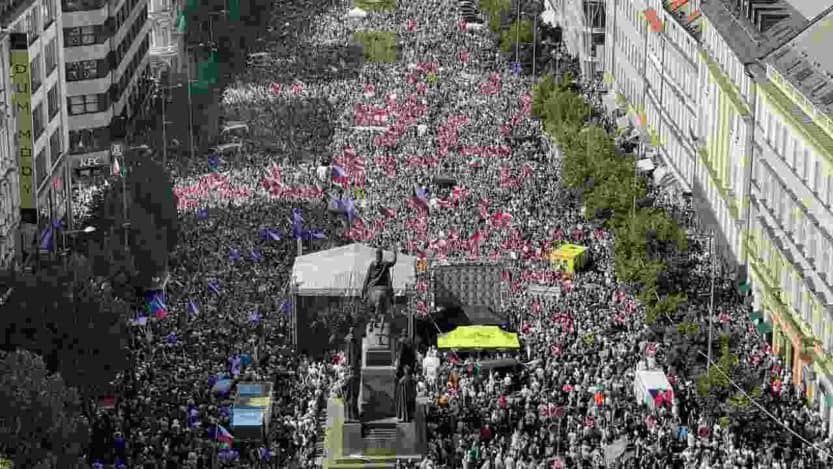 Praga: in 70mila in piazza contro Ue, Nato e sanzioni alla Russia