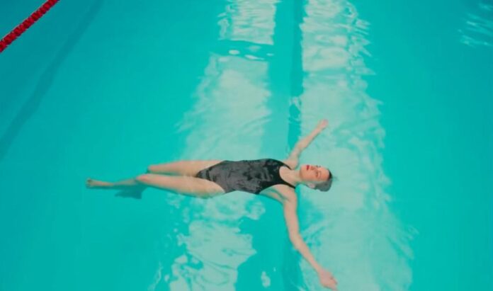 L'atleta olimpica Genevieve Florence racconta la reazione avversa al vaccino Pfizer con un video