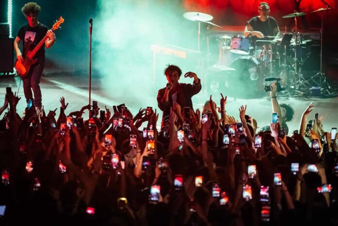 Tananai in concerto al Mediolanum Forum di Milano