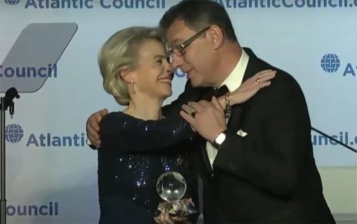 Ursula Von Der Leyen e Albert Bourla