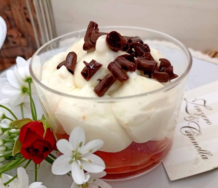 Mousse di cioccolato bianco e fragole 2