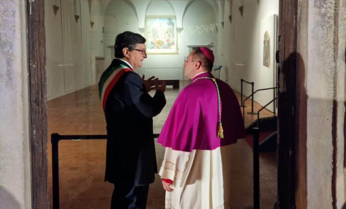 Il sindaco Fabrizio Innocenti e il vescovo Andrea Migliavacca