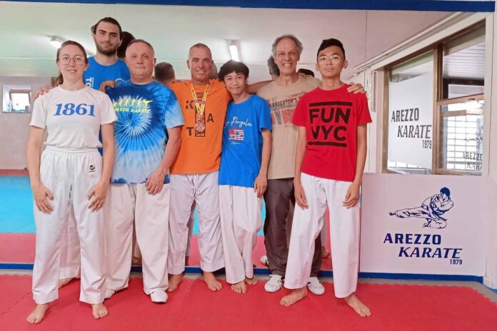 Arezzo Karate - Paglicci con tecnici e atleti dell'Arezzo Karate (1)