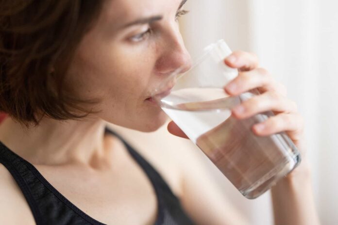estate-caldo-acqua-bere-donna