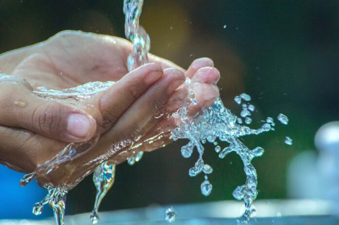 estate-caldo-acqua-mani