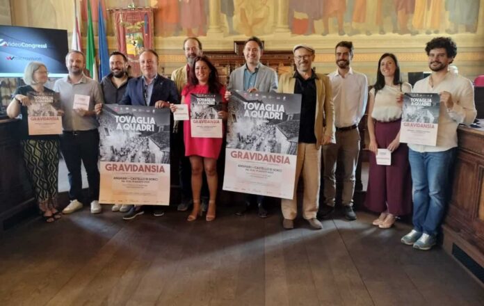 foto conferenza tovaglia a quadri 2023