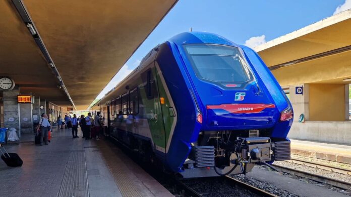 Ilnuovo_treno_ibrido _Blues_a_Siena