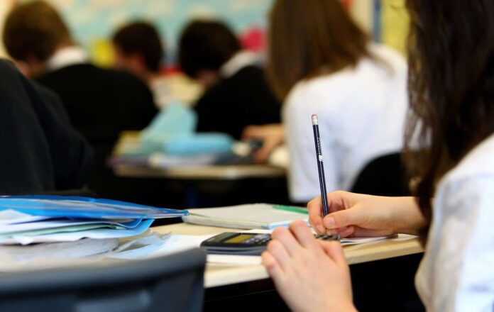 scuola-studenti-classe-insegnanti