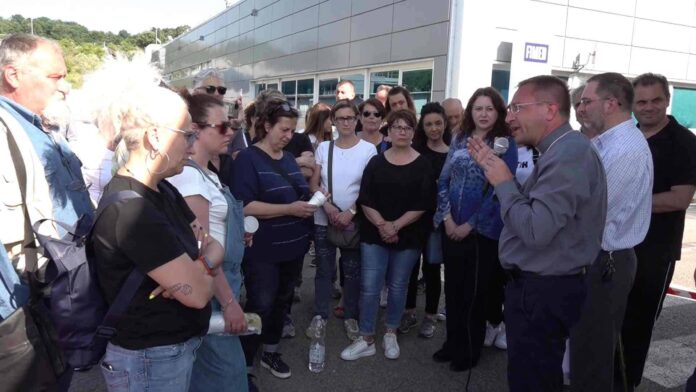 Mons. Andrea Migliavacca con lavoratori Fimer