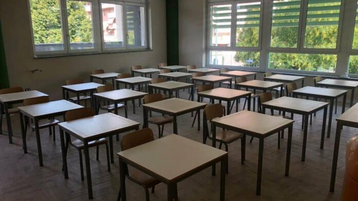 aula scuola banchi