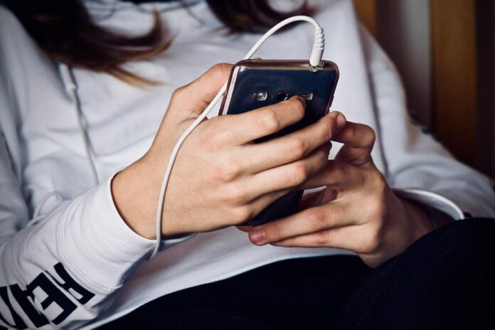 Adolescenti giovani ragazzi cellulare telefono social