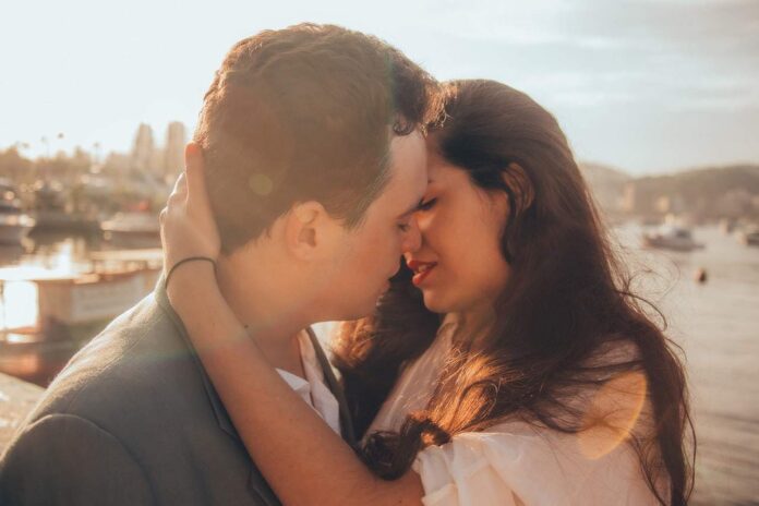 Bacio un uomo una donna